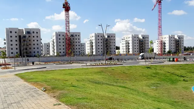 בנייני מגורים חדשים בשכונה בבנייה